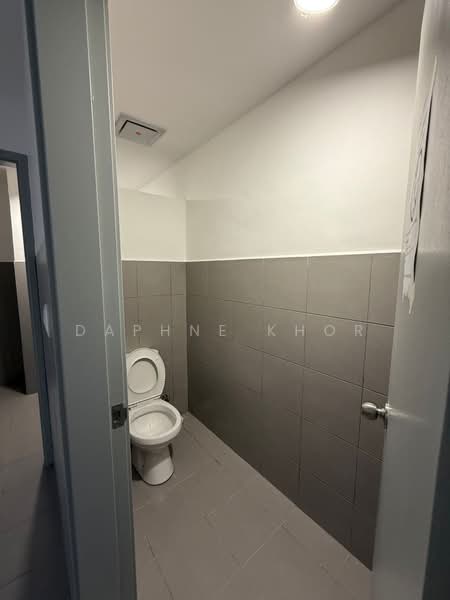 Kedai untuk Disewa di Persiaran Mahsuri (Bayan Baru) - Daphne Khor - Bathroom - PropertyGuru.com.my