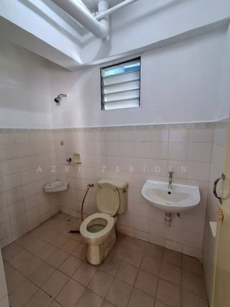Pangsapuri untuk Dijual di Tasik Heights Apartment - Azri Zabidin - Bathroom - PropertyGuru.com.my