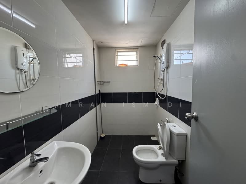Pangsapuri untuk Dijual di Pangsapuri Anggun - Imran Ismadi - Bathroom - PropertyGuru.com.my