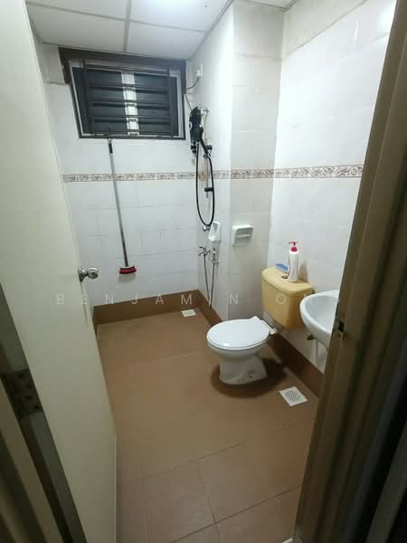 Kediaman Servis untuk Dijual di Nusa Perdana Apartment - Benjamin Ong - Bathroom - PropertyGuru.com.my