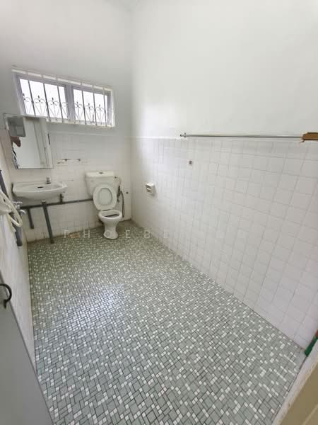 Rumah Berkembar untuk Dijual di Taman Nong Chik (Johor Bahru) - Phoebe Foo - Bathroom - PropertyGuru.com.my