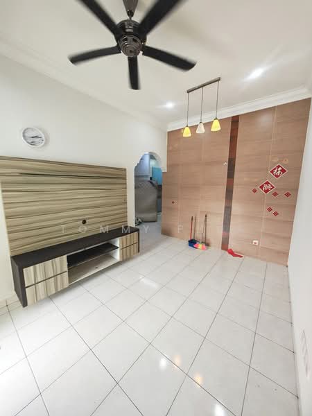 1.5-storey Terraced House for Rent in Taman Setia Indah (Tebrau) - Tommy Phua - Living Room - PropertyGuru.com.my