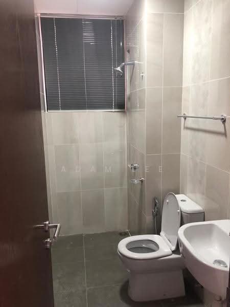 Kediaman Servis untuk Dijual di J.Dupion Residence - Adam Lee - Bathroom - PropertyGuru.com.my