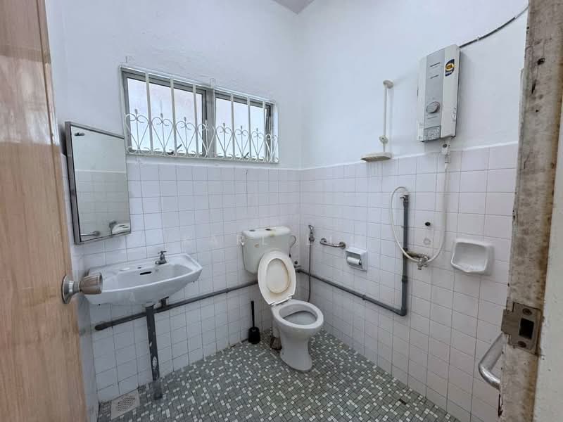 Rumah Berkembar untuk Dijual di Taman Nong Chik (Johor Bahru) - Karl Lim - Bathroom - PropertyGuru.com.my