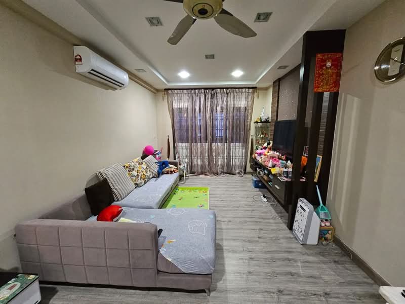 Kediaman Servis untuk Dijual di Diamond Residences - Edwin Soon - Living Room - PropertyGuru.com.my