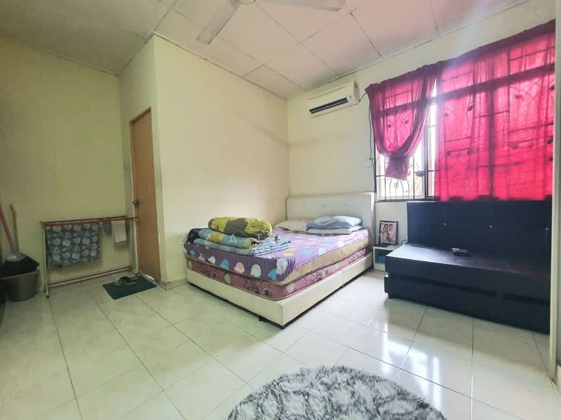 2-storey Terraced House for Sale in Bandar Saujana Putra (Tanjong Duabelas) - Izzati Mat - Bedroom - PropertyGuru.com.my