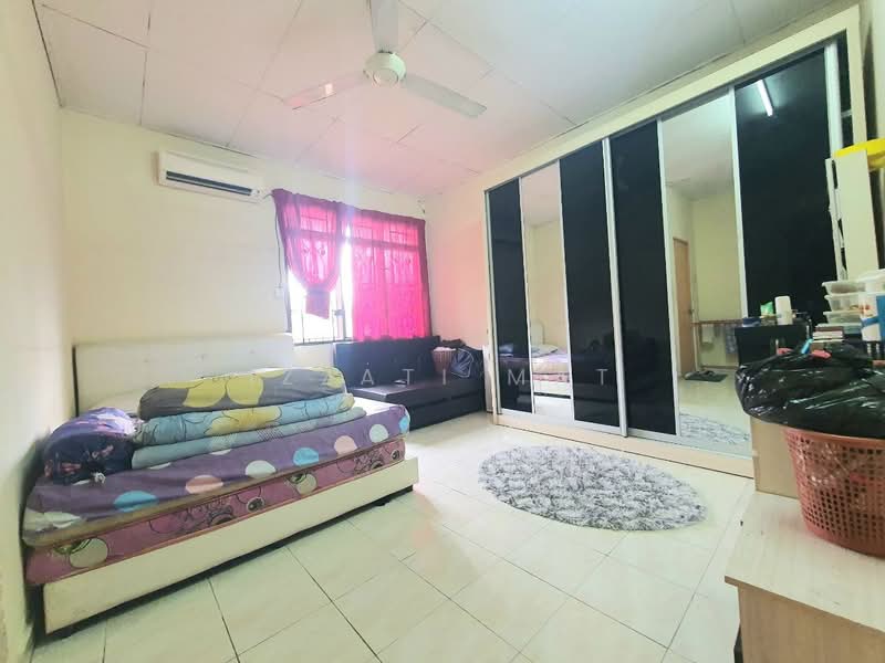 2-storey Terraced House for Sale in Bandar Saujana Putra (Tanjong Duabelas) - Izzati Mat - Bedroom - PropertyGuru.com.my