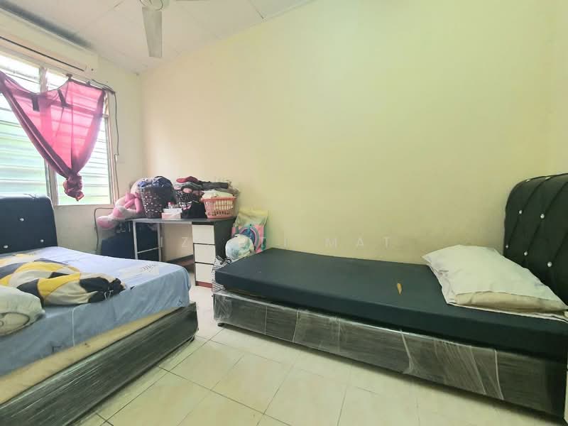 2-storey Terraced House for Sale in Bandar Saujana Putra (Tanjong Duabelas) - Izzati Mat - Bedroom - PropertyGuru.com.my