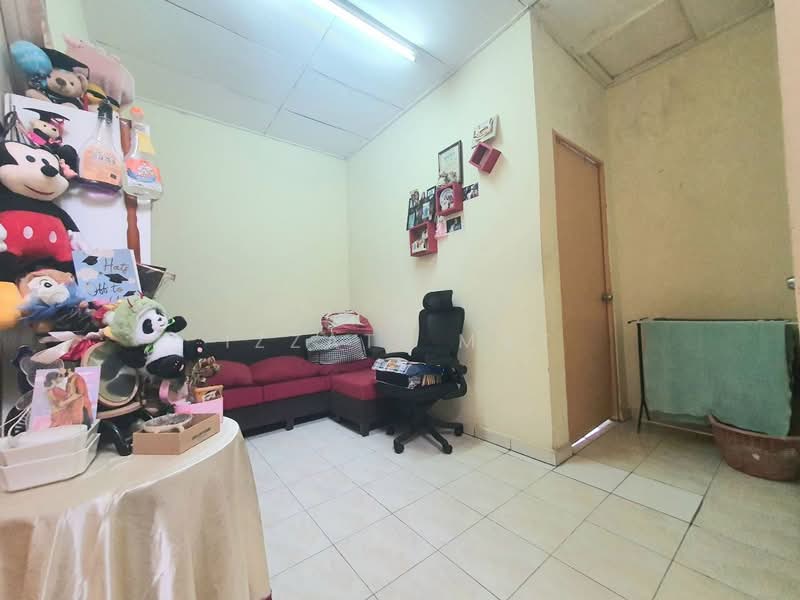 2-storey Terraced House for Sale in Bandar Saujana Putra (Tanjong Duabelas) - Izzati Mat - Living Room - PropertyGuru.com.my