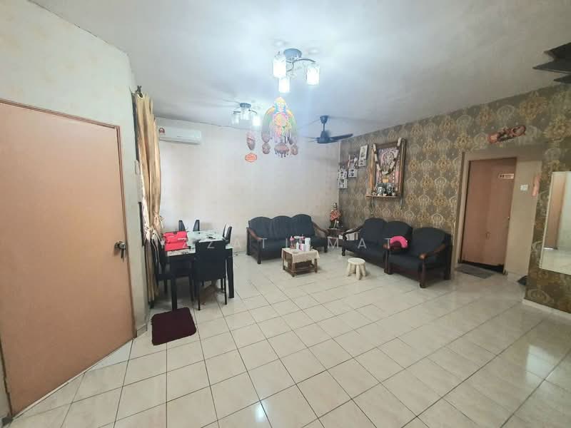 2-storey Terraced House for Sale in Bandar Saujana Putra (Tanjong Duabelas) - Izzati Mat - Living Room - PropertyGuru.com.my