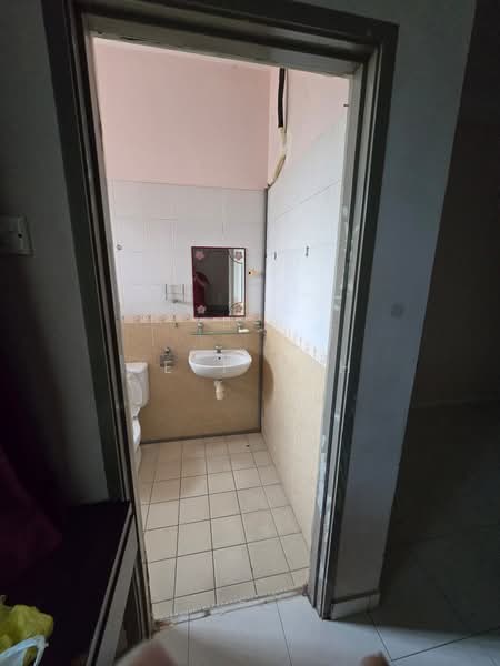 1-storey Terraced House for Rent in Skudai (Johor) - Jeff Toh - Bathroom - PropertyGuru.com.my