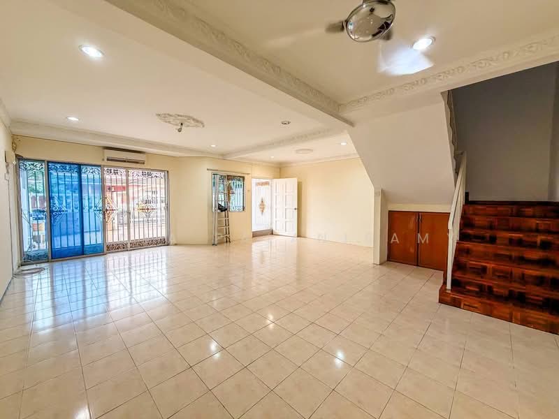Terraced House for Sale in Seksyen 32, Kemuning Green Ville (Shah Alam) - Mala Palanisamy - Living Room - PropertyGuru.com.my