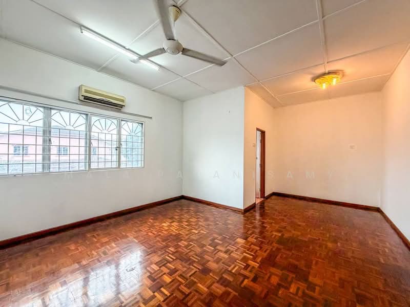 Terraced House for Sale in Seksyen 32, Kemuning Green Ville (Shah Alam) - Mala Palanisamy - Living Room - PropertyGuru.com.my