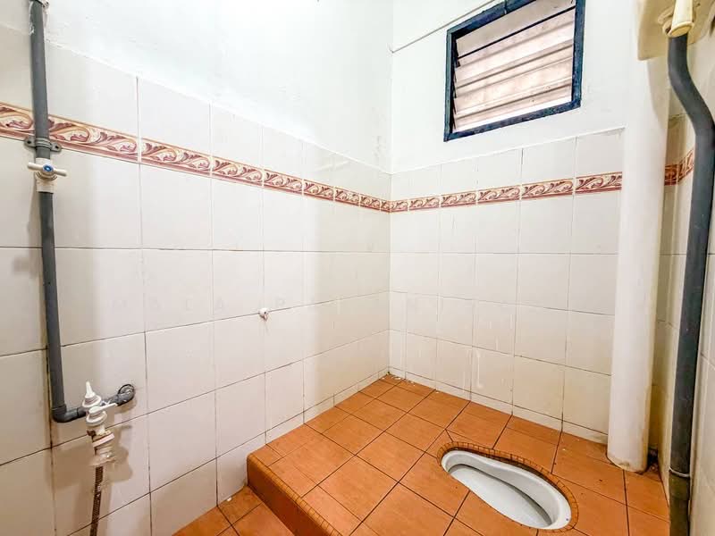 Terraced House for Sale in Seksyen 32, Kemuning Green Ville (Shah Alam) - Mala Palanisamy - Bathroom - PropertyGuru.com.my