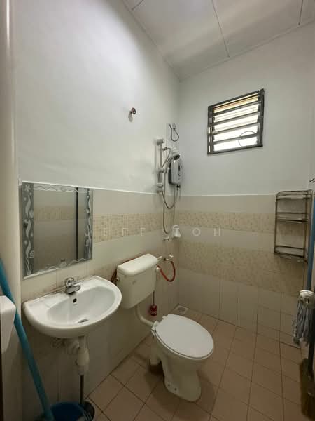 1-storey Terraced House for Sale in Bandar Putra (Kulai) - Jeff Toh - Bathroom - PropertyGuru.com.my