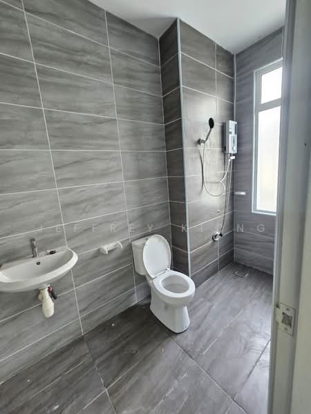 Semi-Detached House for Sale in Taman Bukit Jaya (Ulu Tiram) - Jeffrey Kiong - Bathroom - PropertyGuru.com.my