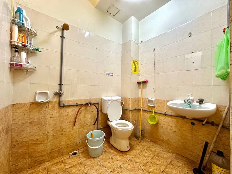 2-storey Terraced House for Sale in Subang Heights (Subang Jaya) - Mala Palanisamy - Bathroom - PropertyGuru.com.my
