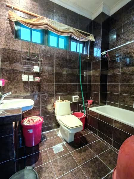 Semi-Detached House for Sale in Taman Pelangi (Johor Bahru) - Karl Lim - Bathroom - PropertyGuru.com.my