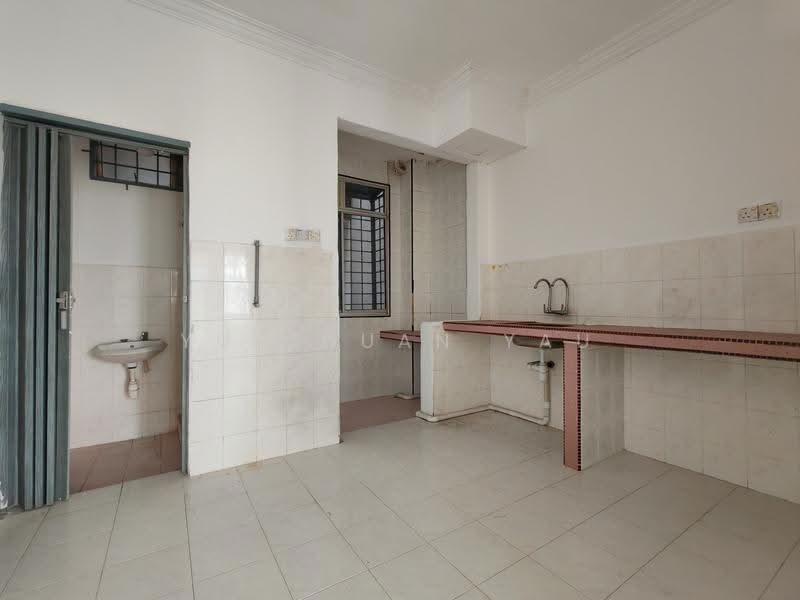 Flat for Sale at Taman Cheng Ria - Yu Chuan Yau - Kitchen - PropertyGuru.com.my
