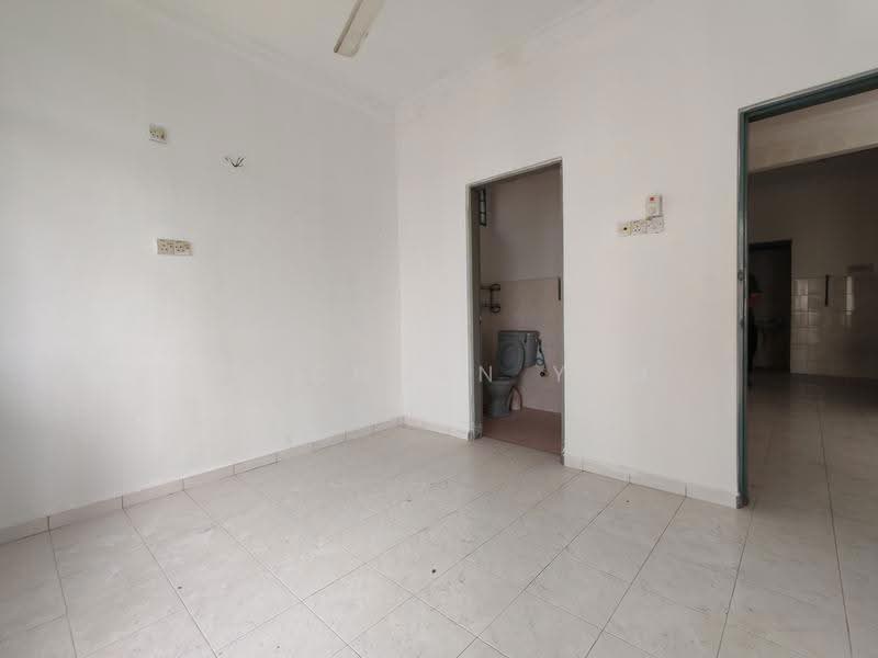 Flat for Sale at Taman Cheng Ria - Yu Chuan Yau - Bathroom - PropertyGuru.com.my