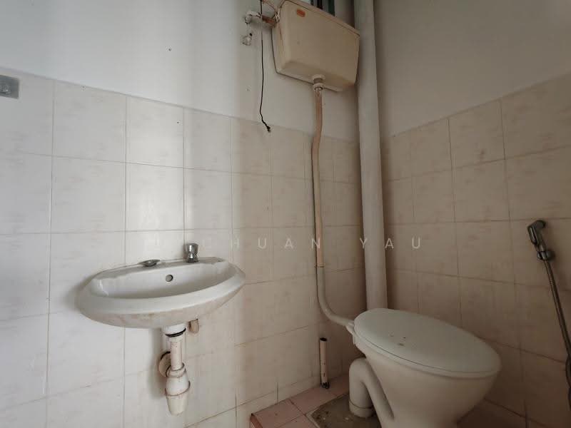 Flat for Sale at Taman Cheng Ria - Yu Chuan Yau - Bathroom - PropertyGuru.com.my