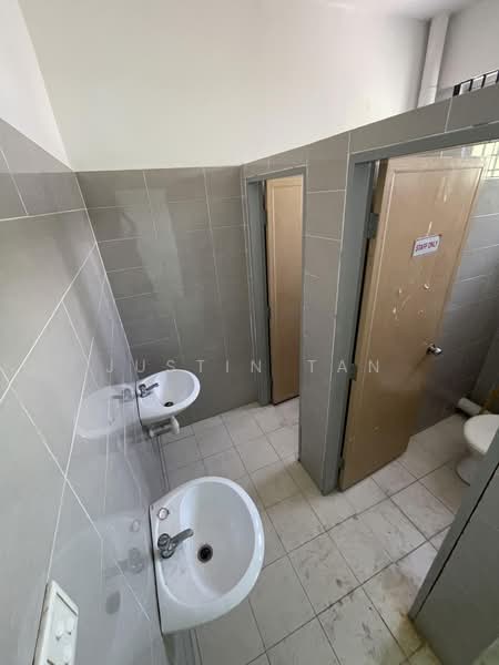 Kedai untuk Dijual di Taman Sri Serdang (Seri Kembangan) - JUSTIN TAN - Bathroom - PropertyGuru.com.my