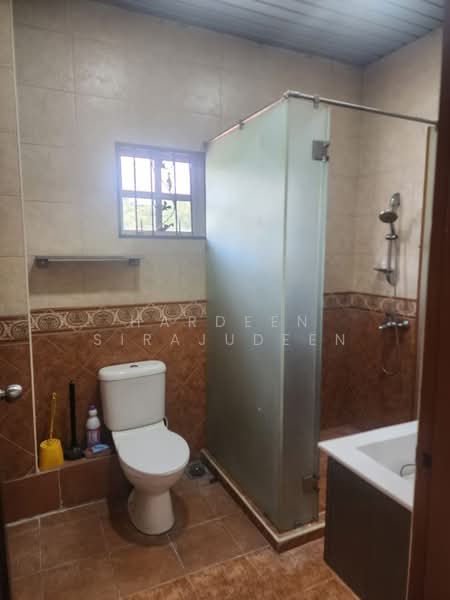 Semi-Detached House for Rent in Seri Kembangan (Selangor) - Hardeen Sirajudeen - Bathroom - PropertyGuru.com.my