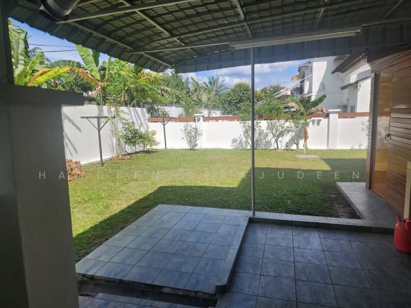 Semi-Detached House for Rent in Seri Kembangan (Selangor) - Hardeen Sirajudeen - Spacious Garden - PropertyGuru.com.my