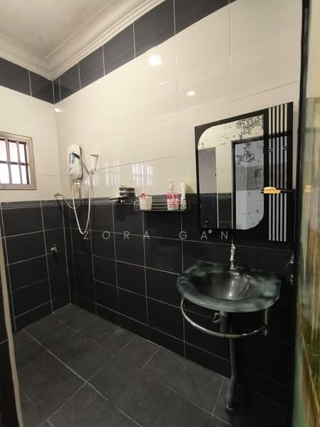 Semi-Detached House for Sale in Ulu Tiram (Johor) - Zora Gan - Bathroom - PropertyGuru.com.my