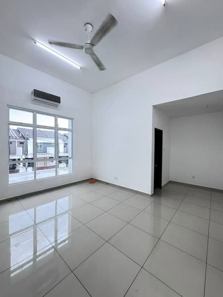 Rumah Teres untuk Dijual di Kampung Sentosa Barat (Pasir Gudang) - Arshad . - Living Room - PropertyGuru.com.my