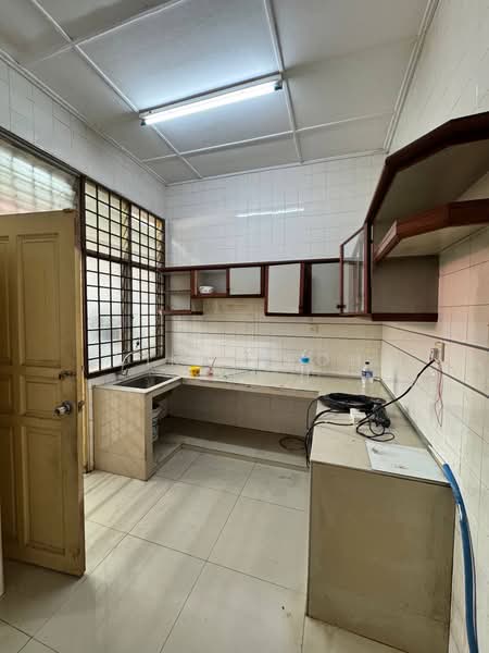 1.5-storey Terraced House for Rent in Taman Molek (Johor Bahru) - Nikko Soh - Kitchen - PropertyGuru.com.my