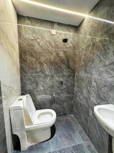 2-storey Terraced House for Sale in Taman Pelangi (Parit Jawa) - Gordon Chai - Bathroom - PropertyGuru.com.my