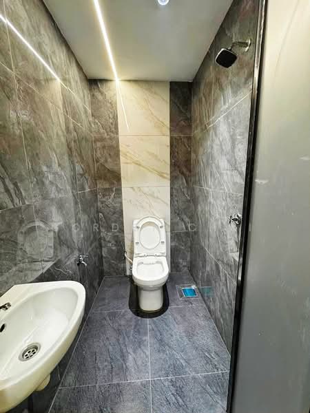 2-storey Terraced House for Sale in Taman Pelangi (Parit Jawa) - Gordon Chai - Bathroom - PropertyGuru.com.my