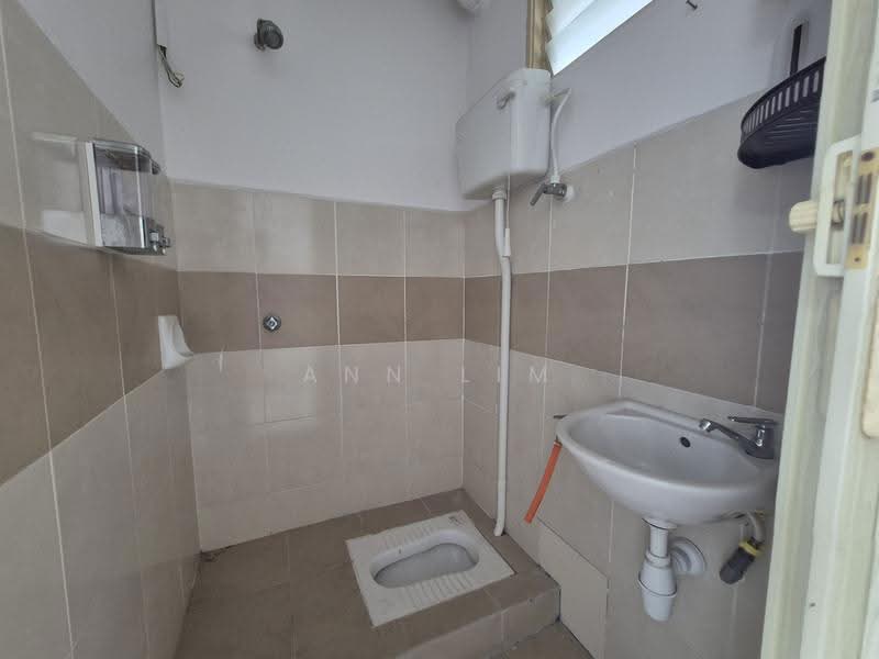 Apartment for Sale at Pangsapuri Sutera Wangi - Ann Lim - Bathroom - PropertyGuru.com.my