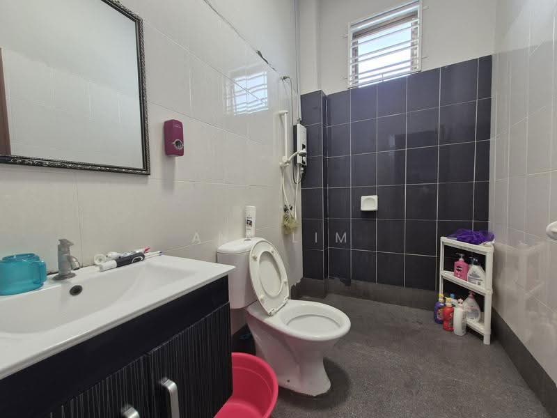 Rumah Teres 2-Tingkat untuk Disewa di Taman Merbok (Bukit Baru) - Ann Lim - Bathroom - PropertyGuru.com.my