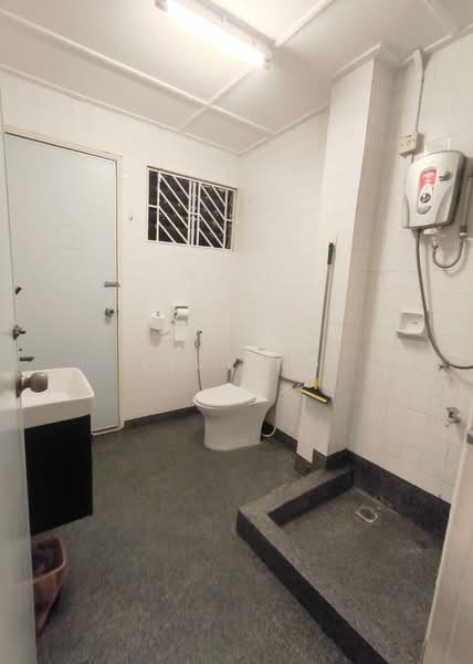 Rumah Teres 1.5-Tingkat untuk Dijual di Taman Perling (Perling) - Vivy Ng - Bathroom - PropertyGuru.com.my