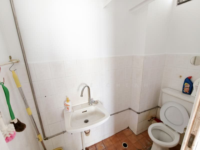 Rumah Flat untuk Dijual di Taman Jubilee Phase 1 - Celine Cheah - Bathroom - PropertyGuru.com.my
