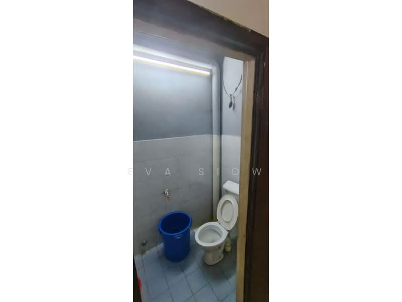 Kedai untuk Dijual di Taman Tampoi Indah (Tampoi) - Eva Siow - Bathroom - PropertyGuru.com.my