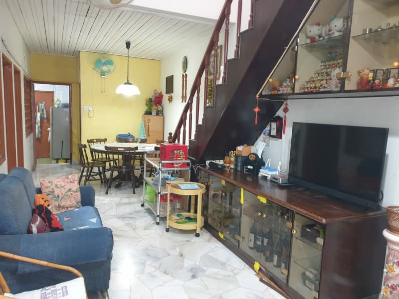 1-storey Terraced House for Sale in Seri Kembangan (Selangor) - Terry Yee - Living Room - PropertyGuru.com.my