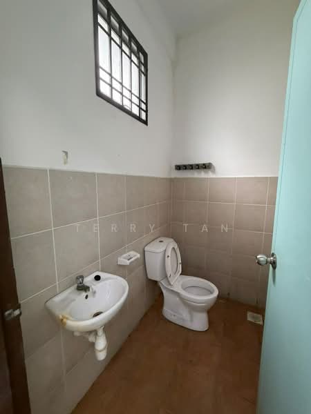 Rumah Teres 2-Tingkat untuk Dijual di Taman Scientex Kulai (Sedenak) - Terry Tan - Bathroom - PropertyGuru.com.my