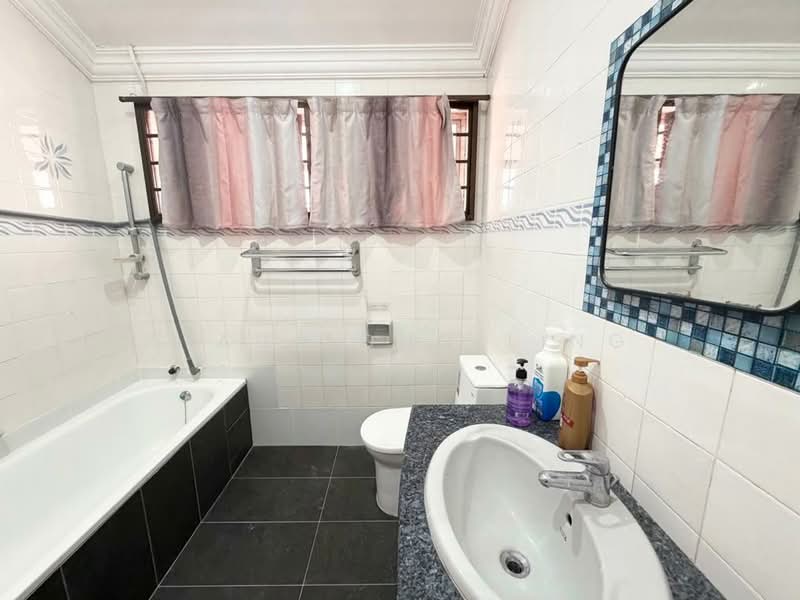 Rumah Berkembar untuk Disewa di Taman Perling (Perling) - Siau Tong Ling - Bathroom - PropertyGuru.com.my