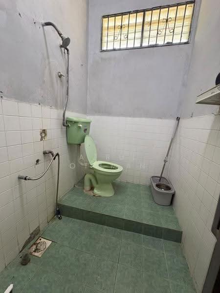 Rumah Teres 1-Tingkat untuk Dijual di Taman Panchor Jaya (Paroi) - Azrul Othman - Bathroom - PropertyGuru.com.my