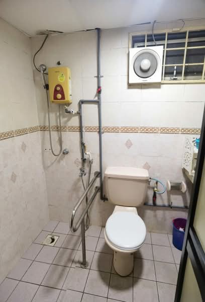 Pangsapuri untuk Disewa di Sri Intan 2 - Jinson Lai - Bathroom - PropertyGuru.com.my
