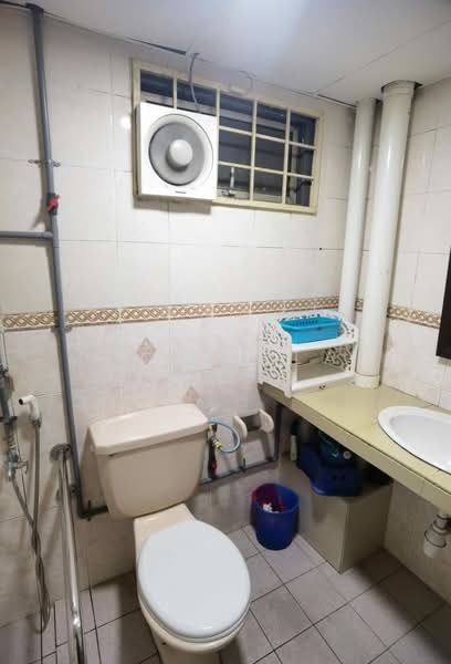 Pangsapuri untuk Disewa di Sri Intan 2 - Jinson Lai - Bathroom - PropertyGuru.com.my