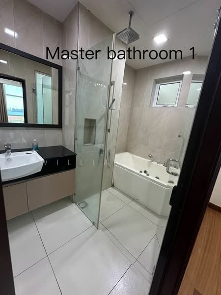 Kediaman Servis untuk Dijual di Paragon Residences @ Straits View - William Tay - Bathroom - PropertyGuru.com.my