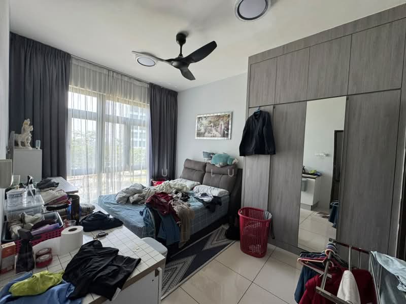 Kediaman Servis untuk Dijual di 8Scape Residence @ Sutera - Lui Lui - Bedroom - PropertyGuru.com.my