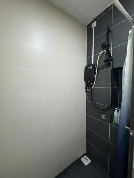 Kediaman Servis untuk Dijual di 8Scape Residence @ Sutera - Lui Lui - Bathroom - PropertyGuru.com.my