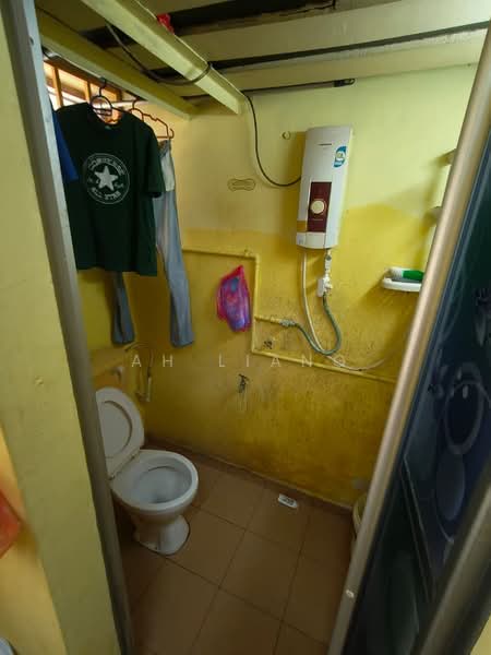 Flat for Sale at Merak - Ah Liang - Bathroom - PropertyGuru.com.my