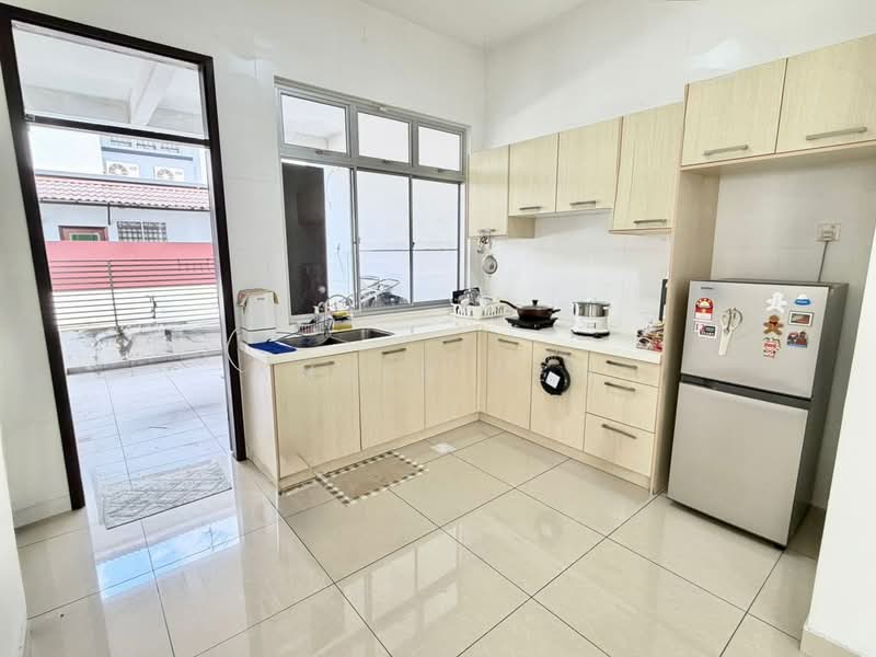 2-storey Terraced House for Sale in Taman Molek (Johor Bahru) - Amber Hew - Kitchen - PropertyGuru.com.my