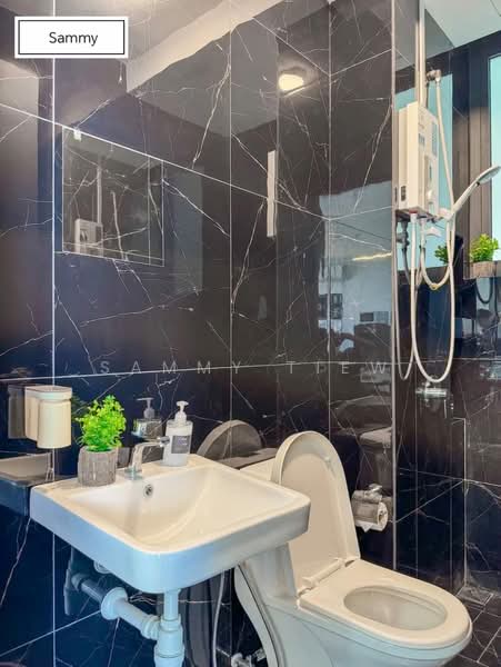 Kediaman Servis untuk Disewa di Urban Suites - Sammy Tiew - Bathroom - PropertyGuru.com.my